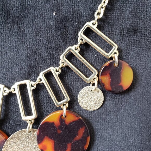 Womens Fashion Gold Tone Chain Lucite Disc Medallion Necklace with Lobster Clasp - Picture 4 of 6